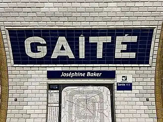 Faïence murale indiquant le nom de la station et plaque émaillée portant son sous-titre.