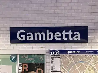 Plaque émaillée indiquant le nom de la station.