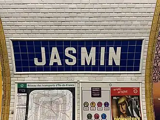 Faïence murale incorporant le nom de la station.