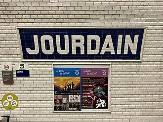 Faïence murale incorporant le nom de la station.