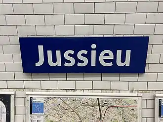 Plaque nominative de la station en tôle émaillée.