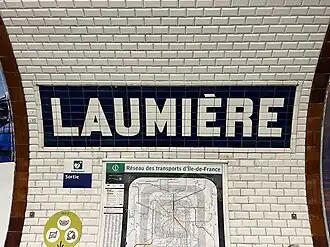 Faïence murale incorporant le nom de la station.