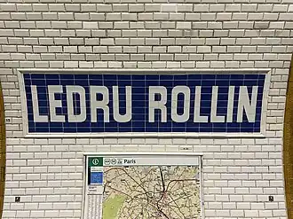 Faïence murale incorporant le nom de la station.