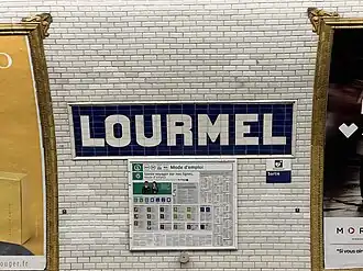 Faïence murale incorporant le nom de la station.