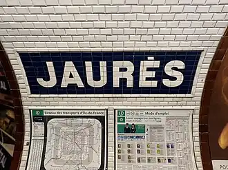 Faïence murale incorporant le nom de la station.