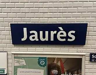 Plaque nominative de la station en tôle émaillée.