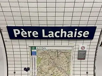 Plaque émaillée indiquant le nom de la station.