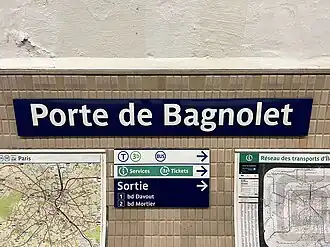 Plaque émaillée indiquant le nom de la station.