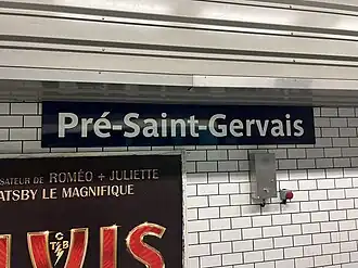 Plaque émaillée indiquant le nom de la station.