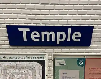 Plaque émaillée indiquant le nom de la station.