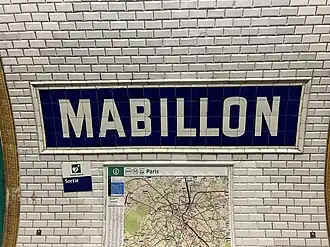 Faïence murale incorporant le nom de la station.