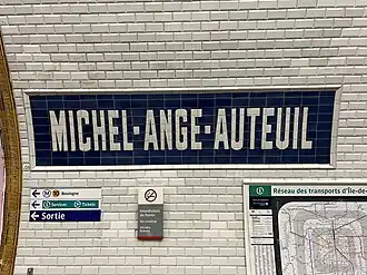 Faïence murale indiquant le nom de la station.