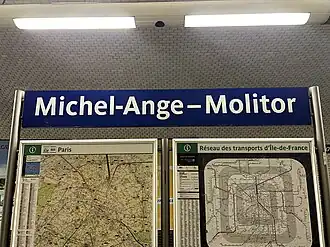 Plaque émaillée indiquant le nom de la station.