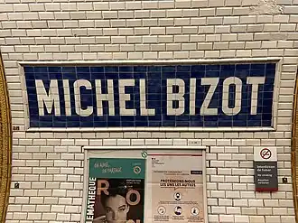 Faïence murale incorporant le nom de la station.