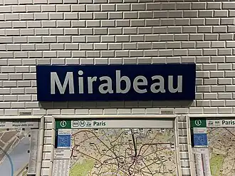 Plaque émaillée indiquant le nom de la station.