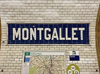 Faïence murale incorporant le nom de la station.