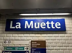 Plaque émaillée indiquant le nom de la station.