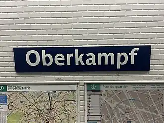 Plaque émaillée indiquant le nom de la station.