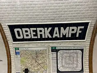 Faïence murale incorporant le nom de la station.