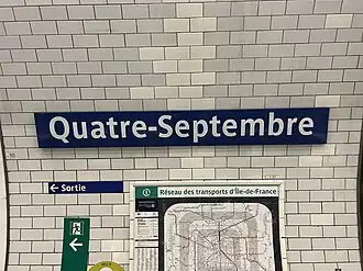 Plaque émaillée indiquant le nom de la station.