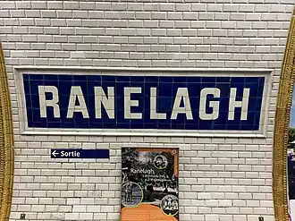 Faïence murale incorporant le nom de la station.