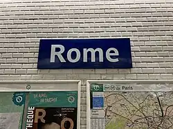 Plaque émaillée indiquant le nom de la station.