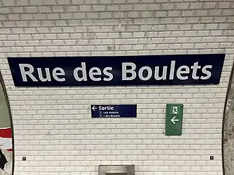 Plaque émaillée indiquant le nom de la station.