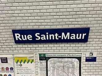 Plaque émaillée indiquant le nom de la station.