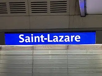 Panneau rétro-éclairé indiquant le nom de la station.