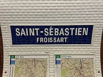 Faïence murale incorporant le nom de la station.