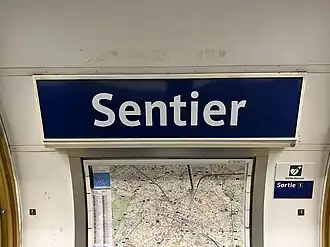 Plaque émaillée indiquant le nom de la station.