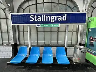 Sièges et plaque nominative de la station.