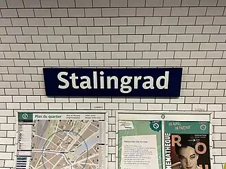 Plaque émaillée indiquant le nom de la station.