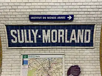 Faïence murale incorporant le nom de la station.