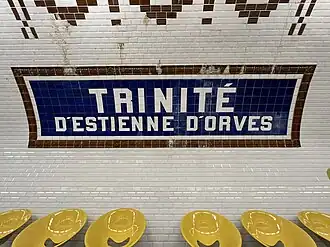 Faïence murale incorporant le nom de la station.