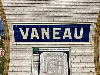 Faïence murale incorporant le nom de la station.