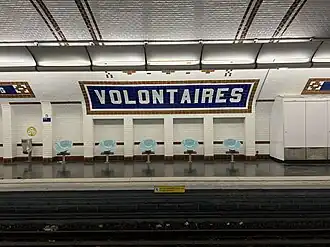 Faïence murale indiquant le nom de la station.