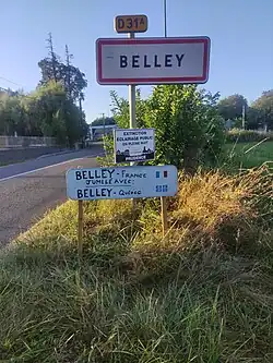 Photographie du panneau artisanal indiquent le jumelage de Belley en France avec Belley au Québec.