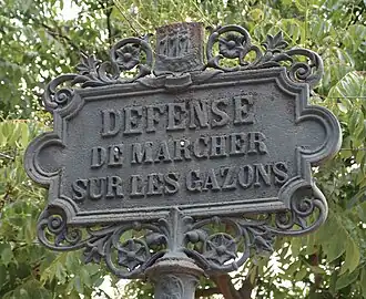 Panneau ancien « Défense de marcher sur les gazons ».