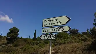 Une vue du panneau de signalisation de la Curiosité de Lauriole.