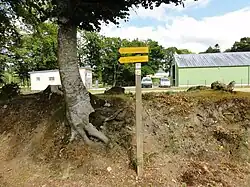Panneau des randonnées devant la base nautique du Pays du Roi Morvan au lac du Bel Air de Priziac