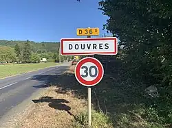 Panneau d'entrée d'agglomération avec panneau B14 à 30 km/h placé sur le même support