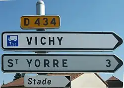 Ensemble de panneaux directionnels dont l’un des deux comporte un symbole catégoriel de direction conseillée