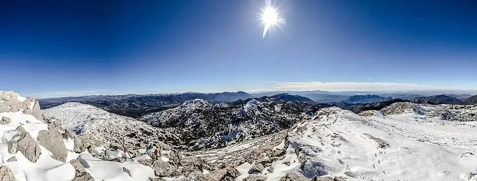 Panorama sur Villaluenga del Rosario depuis le sommet du pic Simancón (es)