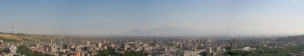 Panorama d'Erevan depuis le haut de la Cascade, avec le mont Ararat au fond