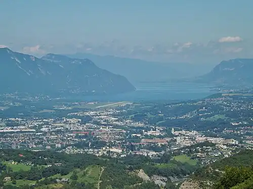 Nord de Chambéry et lac du Bourget vus des hauteurs de la commune.