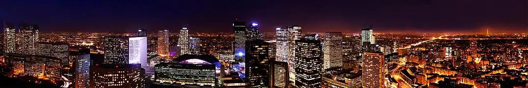 Paris-La Défense, premier quartier d'affaires européen par l'étendue de son parc de bureaux, attire plus de huit millions de visiteurs chaque année.