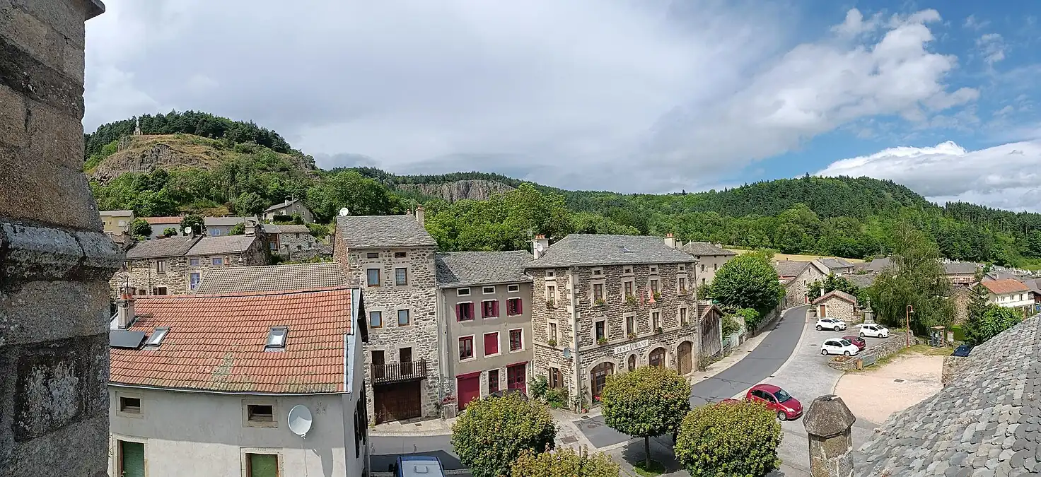 Panorama du Bourg de Saint-Pierre-Eynac (pris du clocher en juillet 2024). À gauche en arrière-plan la Statue Notre-Dame-des-Miséricordes et au centre le cirque de Billère