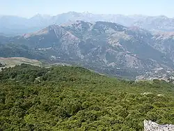 Panorama du sommet côté ouest : la pieve du Vallerustie.
