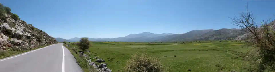 Vue panoramique du plateau depuis la route nord-ouest.